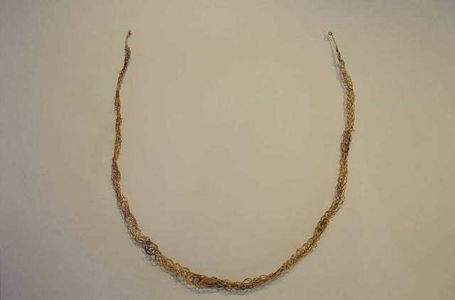 Collar ibero formado por hilos trenzados de oro, perteneciente al Tesoro de Jávea - M.A.N